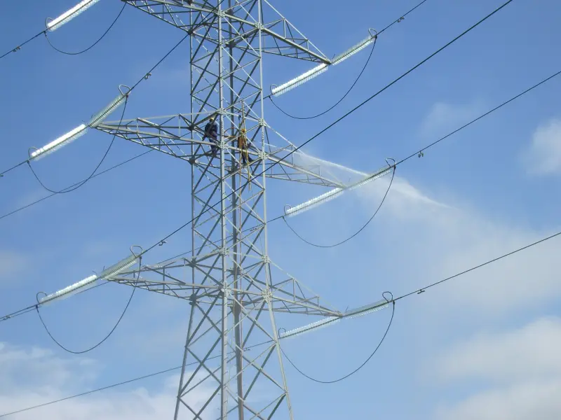 Foto de Lavado de aisladores con agua desionizada.jpg